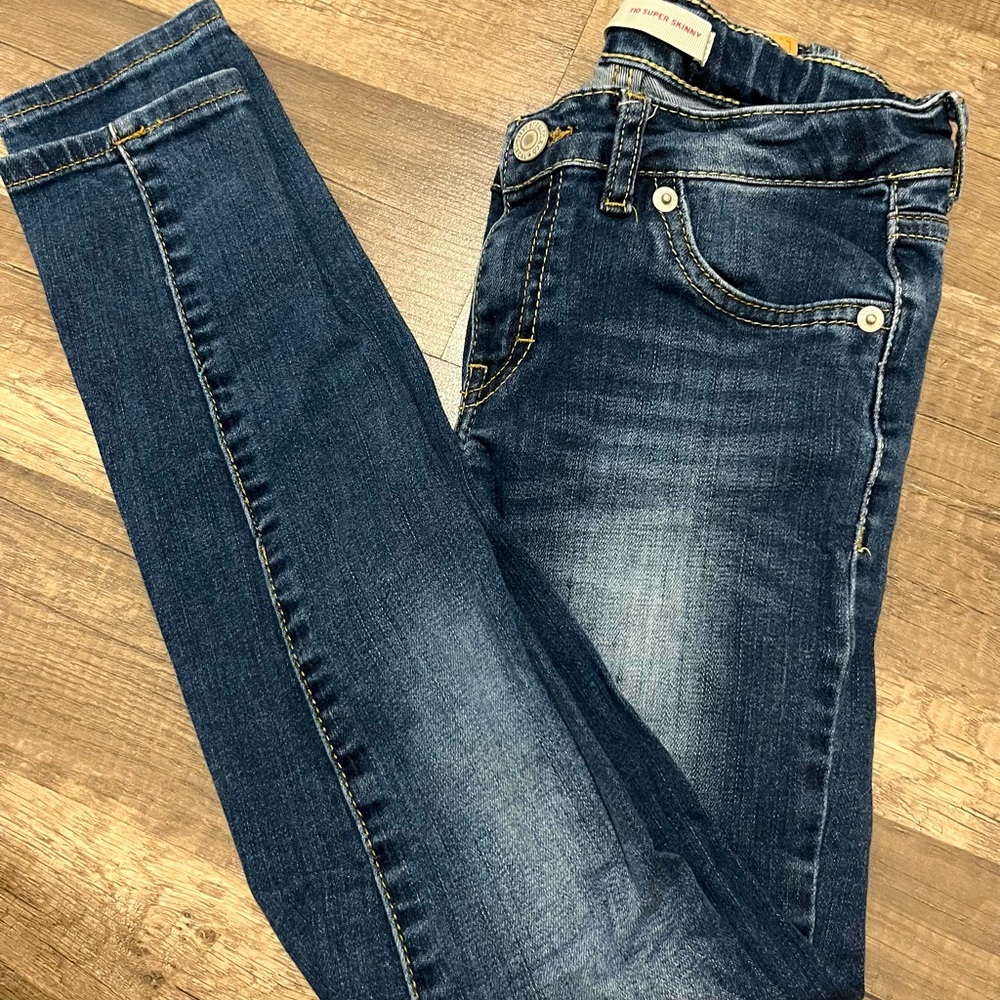 Levi super skinny jeans size 10 in young girls.